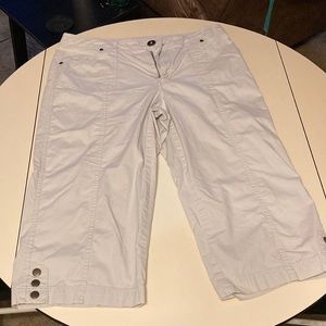 Capri pants. Khaki color.